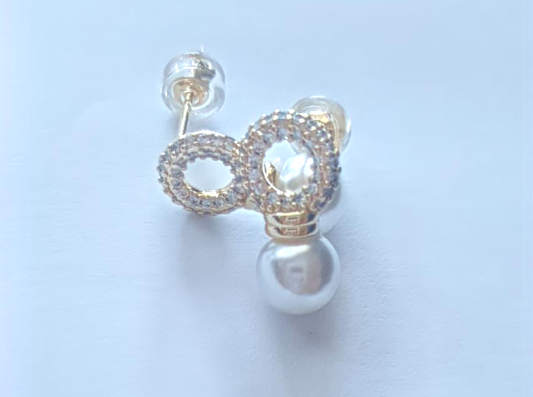 Yvonne Pearl Stud Earrings